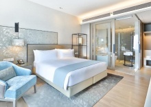 Двухместный люкс c 1 комнатой с видом на горы двуспальная кровать в Holiday Inn & Suites Rayong City Centre, an IHG Hotel