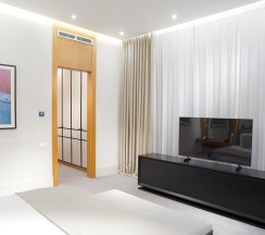 Двухместный полулюкс с красивым видом из окна двуспальная кровать в Neos Hotel