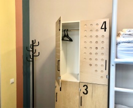 Кровать в мужском 4-местном номере с общей ванной комнатой в Форвикс