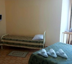 Номер улучшенный с 1 односпальной и 1 двуспальной кроватью в Гостевой дом