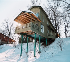 Зелёный дом с двумя верандами, с видом на озеро. Вмещает до 8 гостей в Шведские дачи