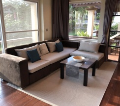 Двухместный Bungalow Suite с балконом и с видом на бассейн двуспальная кровать в Отель Royal Beach Boutique Resort & Spa