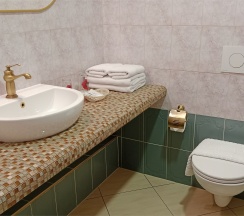 Апартаменты с ванной и балконом в My Favourite Garden Hotel