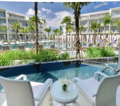 Номер Deluxe с балконом и с красивым видом из окна в Отель Dream Phuket Hotel and Spa