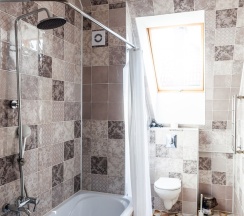 улучшенный четырехместный с ванной комнатой в Relax88