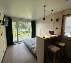 Двухместный Дом с террасой На берегу реки возле пирса с видом на реку двуспальная кровать в Semvoda