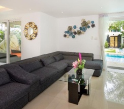 Вилла с 4 комнатами с балконом в Tropicana Pool Villa