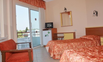 Двухместный номер Standard с видом на бассейн двуспальная кровать в Side Kervan Hotel