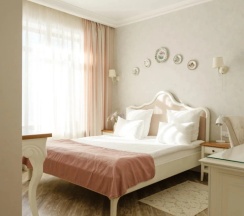 Двухместный номер Provence Standard №50 c 1 комнатой с красивым видом из окна двуспальная кровать в Лель