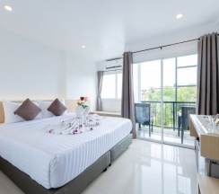 Двухместный номер Deluxe с балконом двуспальная кровать в La Vista Patong Hotel