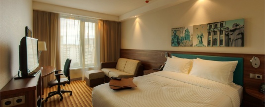 Номер с кроватью "queen-size" и диван-кроватью в Hampton by Hilton Voronezh