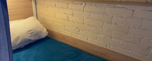 Нижняя кровать в 12тиместном мужском номере в Bird house Hostel