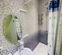 Четырехместный номер со своим сан. узлом в Sunny Sochi Hostel