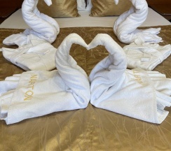 Двухместный семейный полулюкс с балконом и с видом на внутренний двор двуспальная кровать в Нартон