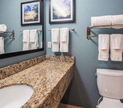 Четырёхместный номер Standard с балконом в Best Western Plus Ocean City