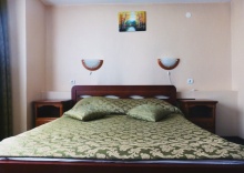 Трехкомнатный люкс с двуспальной кроватью в Металлург