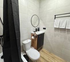 Трехместный номер с кроватью размера "King-size" и односпальной кроватью в THouse