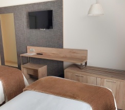Четырёхместный номер Standard с видом на бассейн в Hotel Cesar Augustus