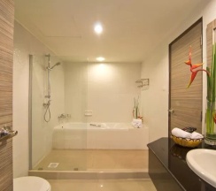 Четырёхместный семейный люкс с 2 комнатами с видом на бассейн в Green Park Resort