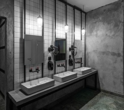 Номер с мансардным окном, двухспальной кроватью и небольшим диваном (Roof DBL) в Roof capsules