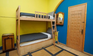Кровать в общем номере в Castle Hotel