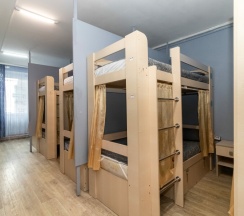 Общий 10-ти местный номер. Нижние - 5 мест в НАШ хостел