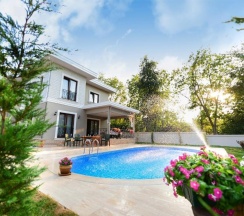Вилла с балконом и с красивым видом из окна в Guzel Evler Family Resort