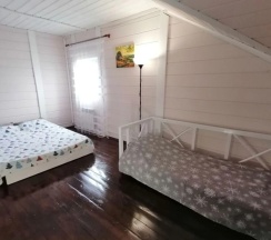 Двухместный коттедж с 4 комнатами с балконом двуспальная кровать в Уютный дом на Родине Деда Мороза