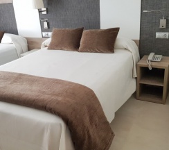 Четырёхместный номер Standard с видом на бассейн в Hotel Cesar Augustus