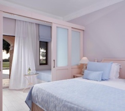 Семейный номер Standard с видом на море в Aphrodite Hills Hotel