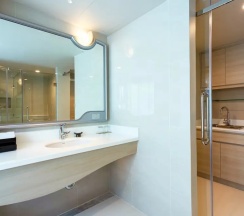 Двухместный номер Deluxe с балконом (двуспальная кровать) в Centara Sonrisa Residences & Suites Sriracha