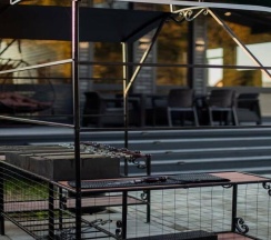 Большой дом Форест с чаном в окружении леса в Timeless