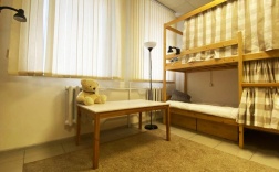 Кровать в 8-местном общем женском номере в Плюшевый Мишка