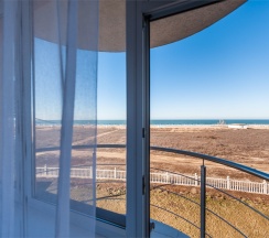 Двухуровневый семейный номер с балконом на 3-4 гостей и видом на море (корпус Б) в Оптимист