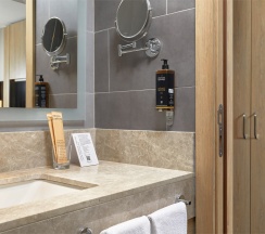 Номер Privilege с двуспальной кроватью и диваном в Mercure