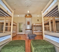 Кровать в общем номере в The Monks Bunk Hostel & Bar