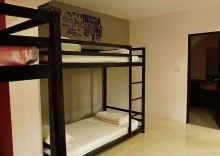 Кровать в общем номере с балконом и с красивым видом из окна в M Hostel Lanta