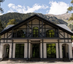 Вилла с балконом и с красивым видом из окна в Residence Village