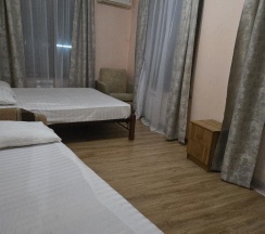 Комната стандарт с 3 односпальными и 3 двуспальными кроватями в Саймон