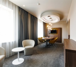 Номер Privilege Suite c большой двуспальной кроватью в МЕРКЮР ТЮМЕНЬ ЦЕНТР