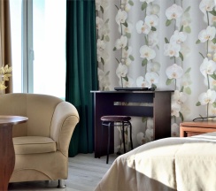 №11. Семейный номер с двуспальной кроватью, диваном и видом на Байкал в Прибой