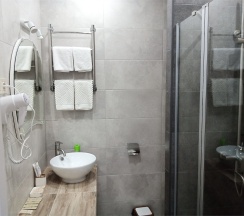 Двухкомнатный двухместный номер с двумя дополнительными местами с кондиционером в Колыба