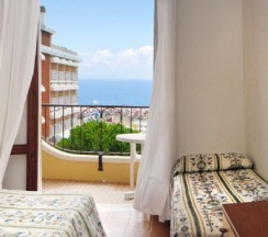 Двухместный номер Deluxe с видом на море двуспальная кровать в Hotel Coralba