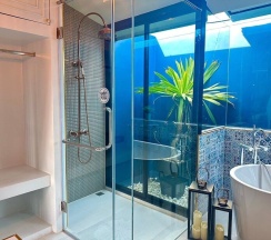 Двухместный номер Standard с видом на бассейн двуспальная кровать в The Kiri Villas Resort