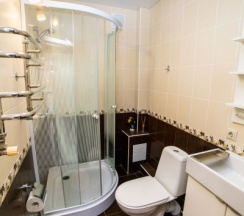 31 - Трехместный мансардный номер с боковым видом на море в Азов Инн