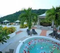 Люкс с джакузи на крыше с 3 комнатами в Phunawa Resort