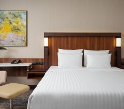Двухместный полулюкс с видом на город двуспальная кровать в Courtyard by Marriott Tashkent