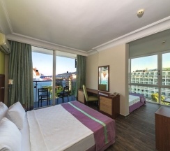 Двухместный люкс с балконом в Sun Bay Park Hotel