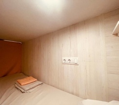 Капсула для отдыха и сна в женском блоке_нижний ярус в Zёbra House