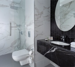 Стандартный номер с видом на город с кроватью Queen в DoubleTree Moscow Arbat